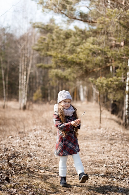 Petite fille posant dans la forêt