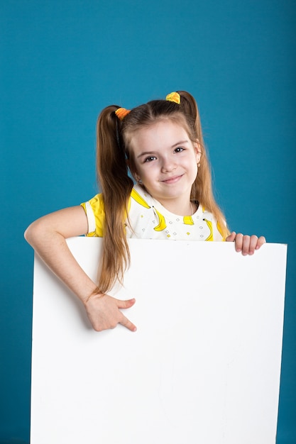 Petite fille posant avec planche