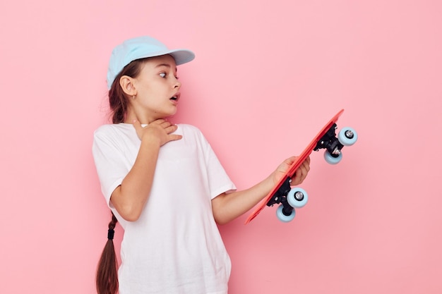 Petite fille posant tshirt blanc émotion fond isolé