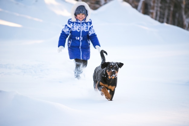 Petite fille positive et son chien fidèle bien-aimé