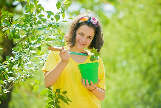 Petite fille avec pot adorable enfant marchant dans le jardin de printemps enfant jardinage dans le jardin jardin cr