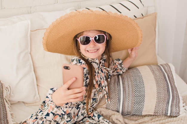 Petite fille prenant un selfie