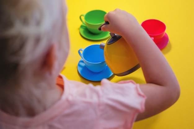 Photo petite fille prenant le thé