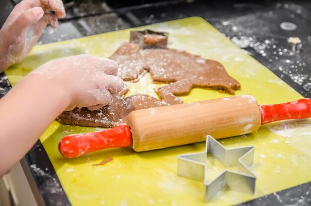 Une petite fille prépare elle-même des biscuits de Noël au gingembre