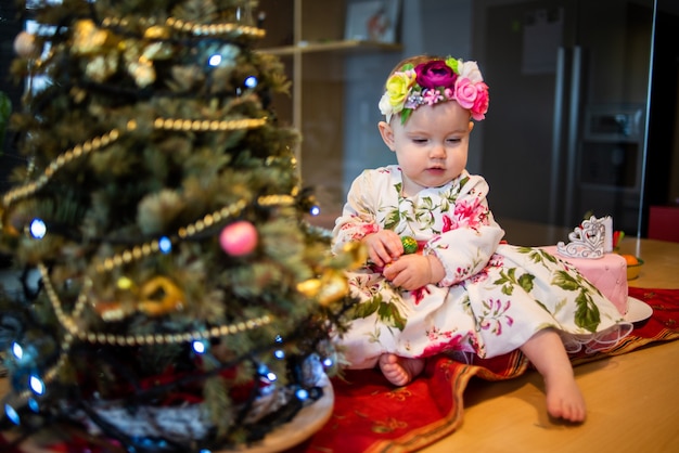 Petite fille près de l'arbre de Noël