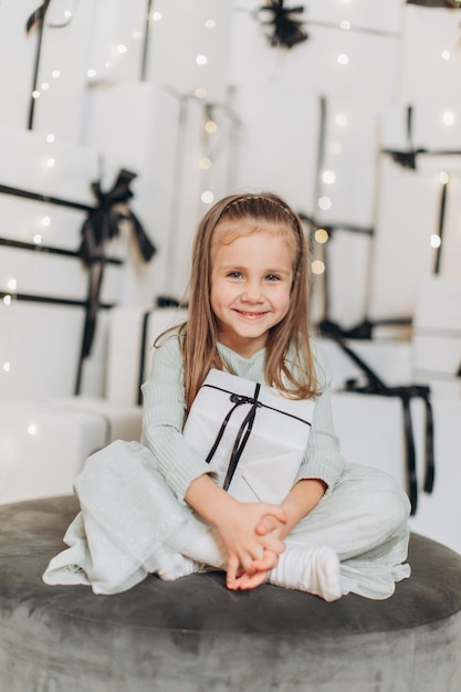 Petite fille près de l'arbre de Noël