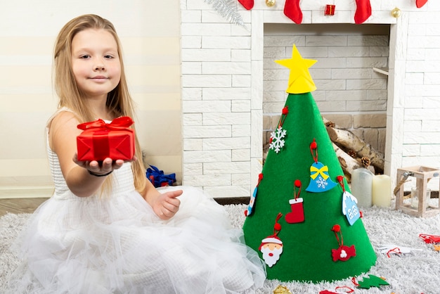 Petite fille près de l'arbre de Noël