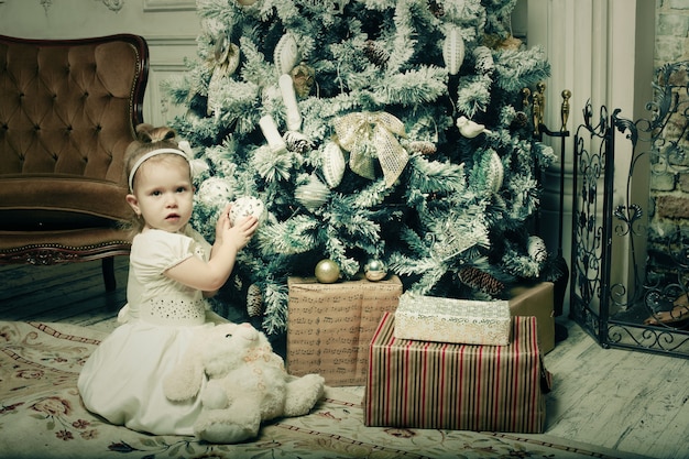 Petite fille près de cristmass