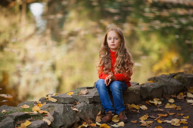 Petite fille près de l&#39;étang