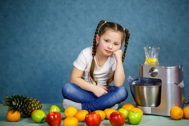 Une Petite Fille A Pressé Du Jus De Fruits Frais De Pommes Et D'orange. Vitamines Et Alimentation Saine Pour Les Enfants.