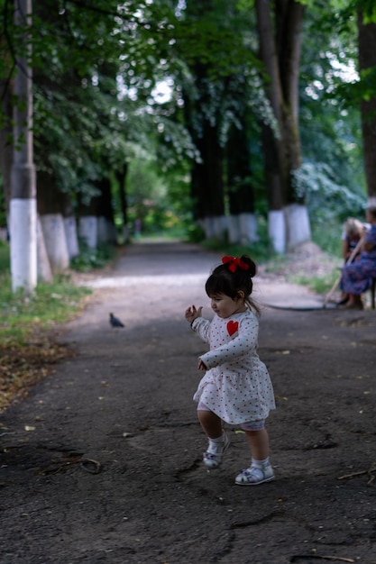 petite fille profitant d'un parc