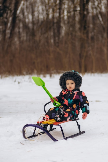 Petite fille profitant d'une promenade en traîneau