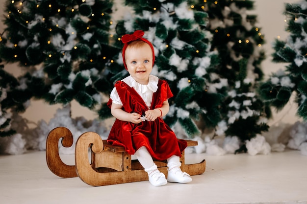 une petite fille profite de Noël