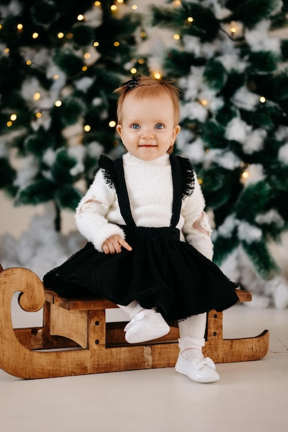 une petite fille profite de Noël