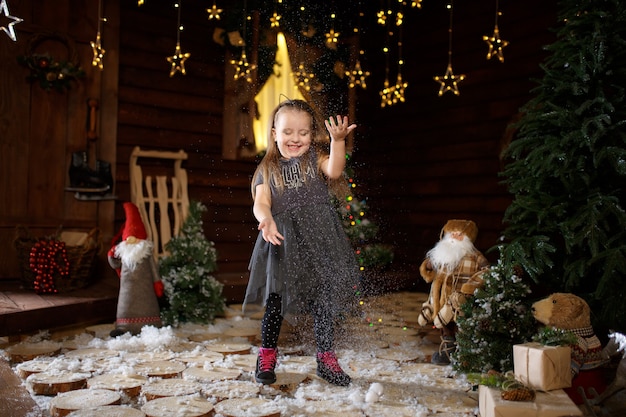 Petite fille profite des vacances de Noël.