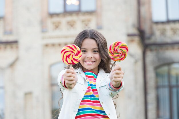 Petite fille profiter des vacances d'été manger des bonbons généreux concept d'enfant