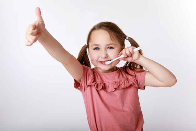 Petite fille qui aime la routine quotidienne de se brosser les dents