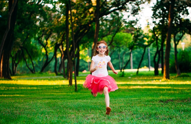 petite fille qui court dans le parc