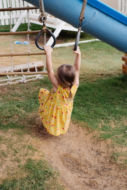 Une petite fille qui joue dans l'aire de jeux.