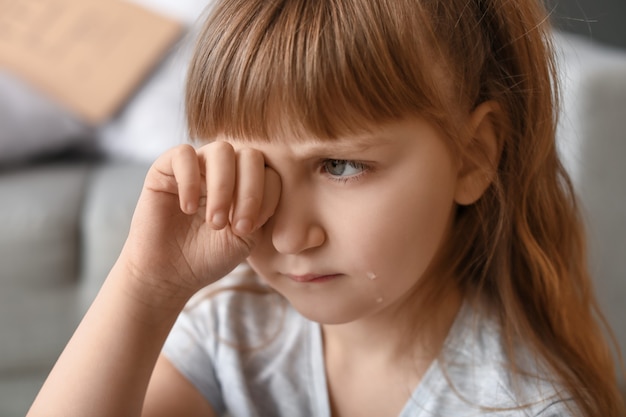 Petite fille qui pleure à la maison.