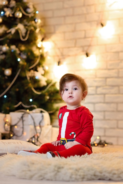 Petite fille qui pose en costume du père Noël