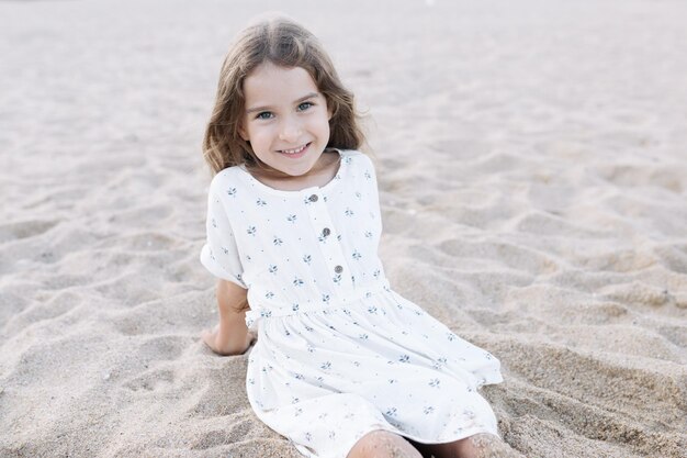 Une petite fille qui profite des vacances d'été à la mer.