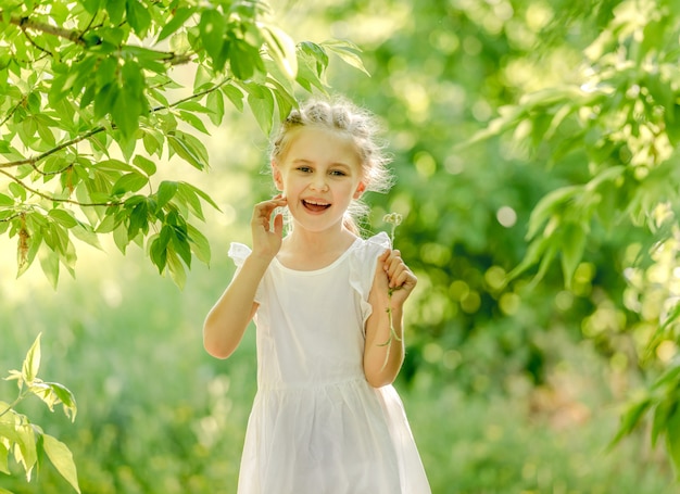 Petite fille, rassemblement fleurs, dans parc