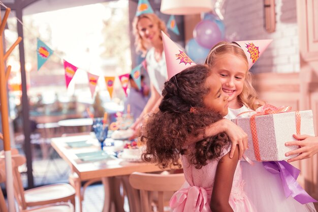 Petite fille reçoit des cadeaux d'anniversaire de ses amis