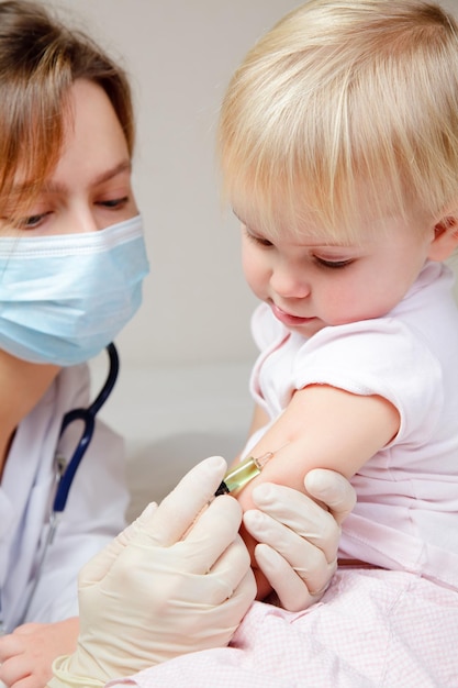 Photo une petite fille reçoit une injection.