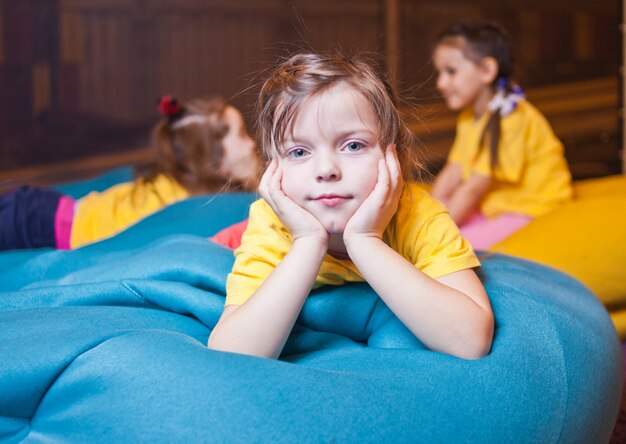 Petite fille reposant sur le sac de chaise dans le centre de divertissement pour enfants