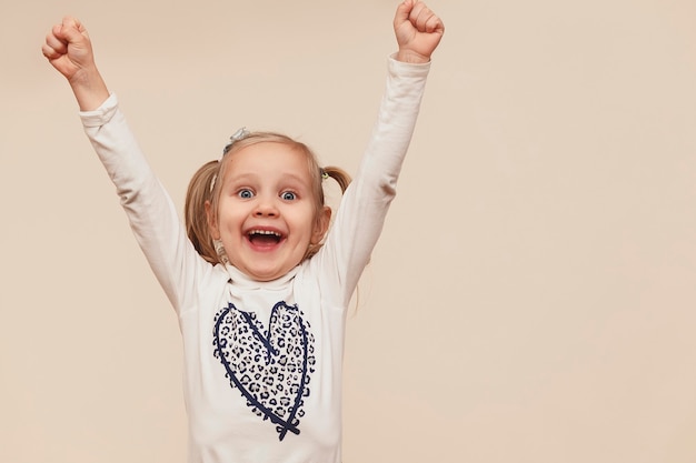 La petite fille représente la joie et la victoire