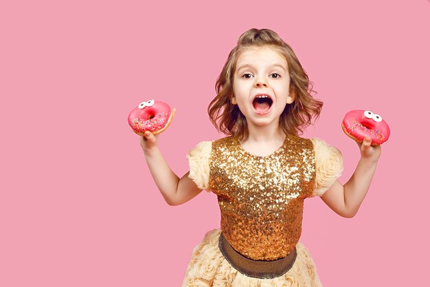 Petite fille en robe à beignets