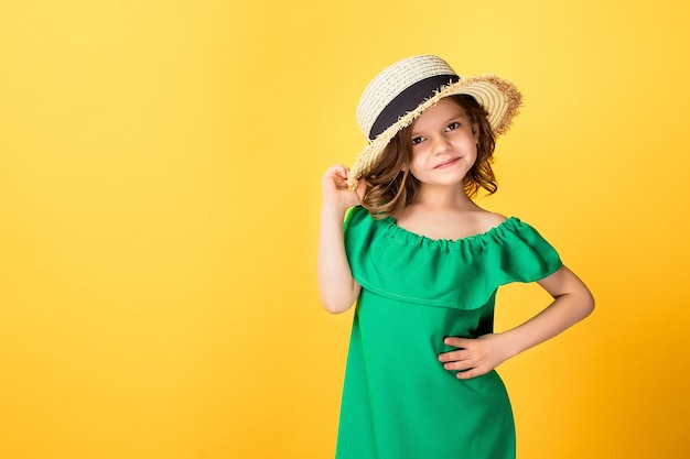 Petite fille en robe et chapeau