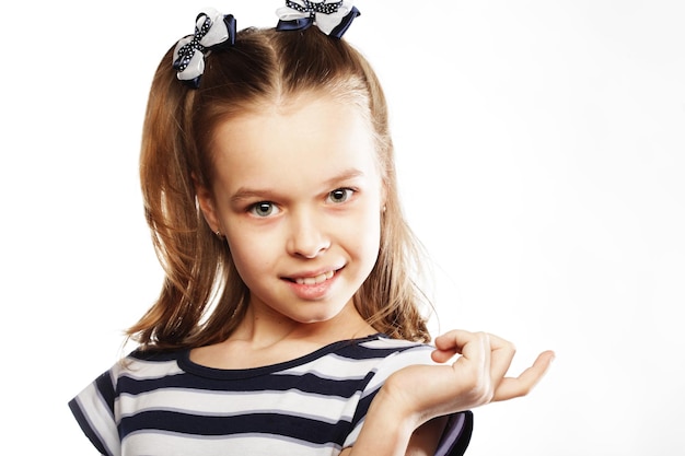 Petite fille à la robe marine