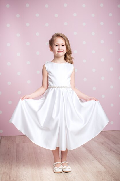 Petite fille en robe de princesse