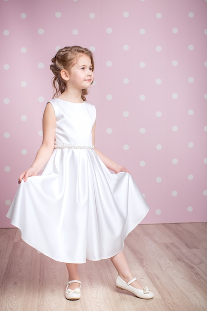 Petite fille en robe de princesse