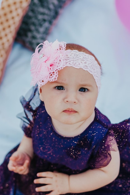 petite fille en robe rose s'amusant dans le jardin