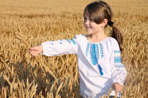 Petite fille rurale sur champ de blé