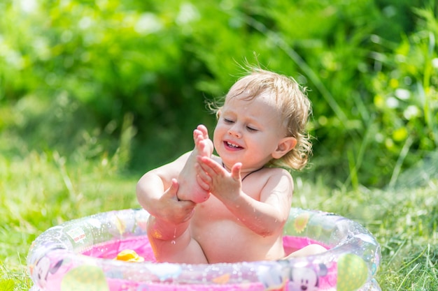 Petite fille s'amusant dans la piscine