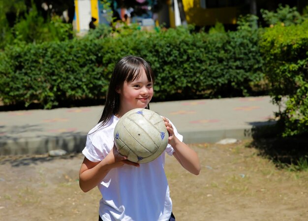 Petite fille s'amuse avec un ballon