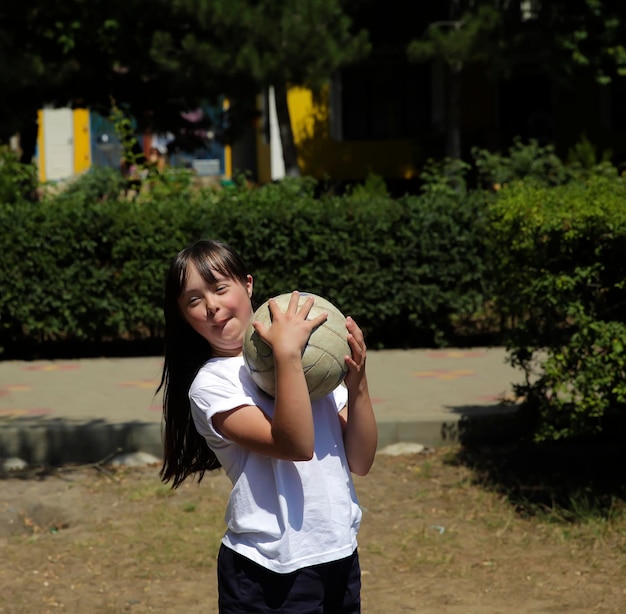 Petite fille s'amuse avec un ballon