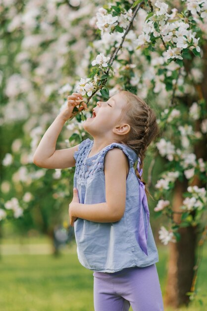 Une petite fille s'amuse dans le parc au printemps