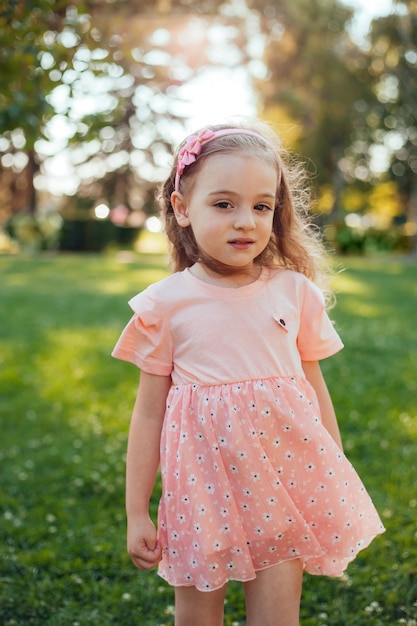 petite fille s'amuse dans le parc d'été