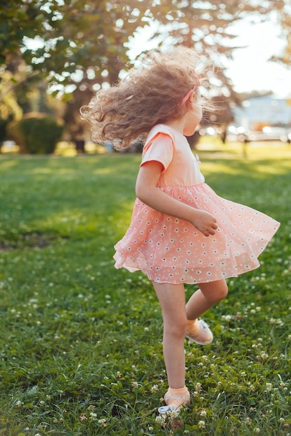 Petite Fille S'amuse Dans Le Parc D'été