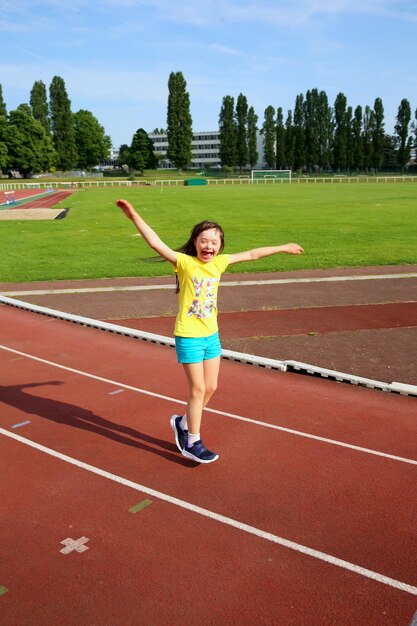 Petite fille s'amuse sur le stade