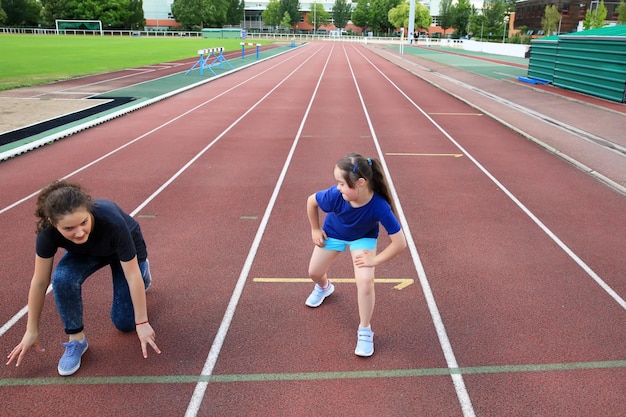 Petite fille s'amuse sur le stade