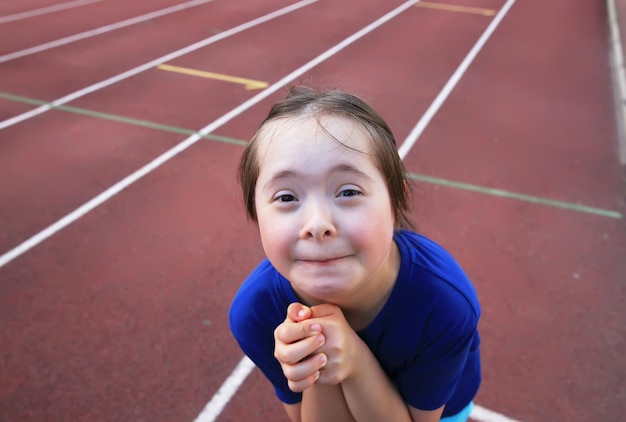 Petite fille s'amuse sur le stade