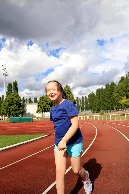 Petite fille s'amuse sur le stade