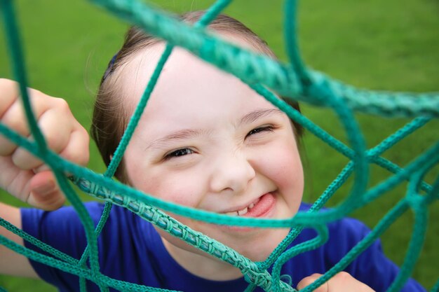 Petite fille s'amuse sur le stade