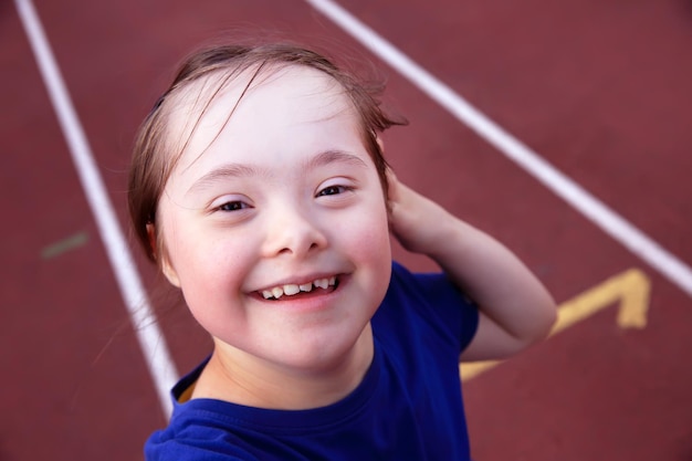 Petite fille s'amuse sur le stade